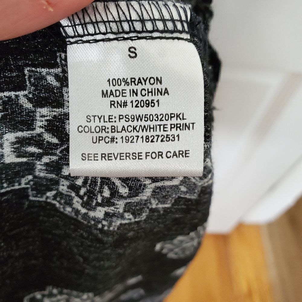 Pretty maxi dress juniors size small. - Picture 6 of 7